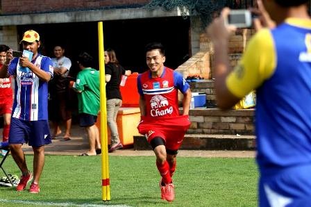 'Messi Thai Lan' hao hung truoc tran giao huu voi Olympic VN hinh anh