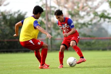 Kiatisuk dù đã giải nghệ nhưng vẫn sẵn sàng chơi bóng cùng các học trò.