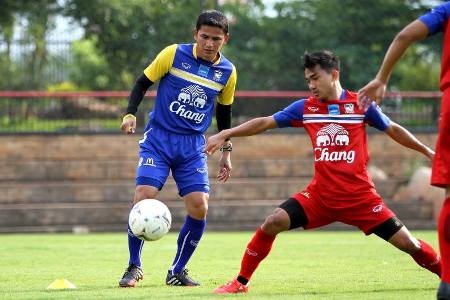 Giống như HLV Miura của Olympic Việt Nam, Kiatisuk không ngại tập luyện các bài tập dành cho cầu thủ .