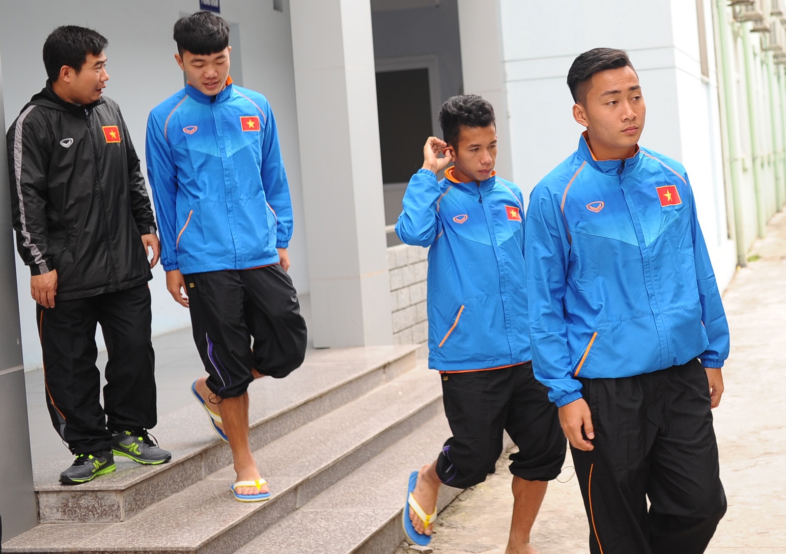 HLV Miura chia tay 5 tuyen thu chan thuong hinh anh