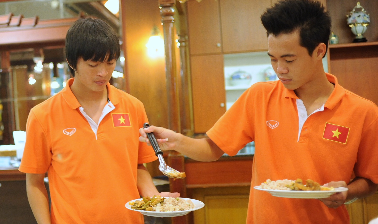 Cau thu Olympic Viet Nam hop khau vi do an Thai Lan hinh anh