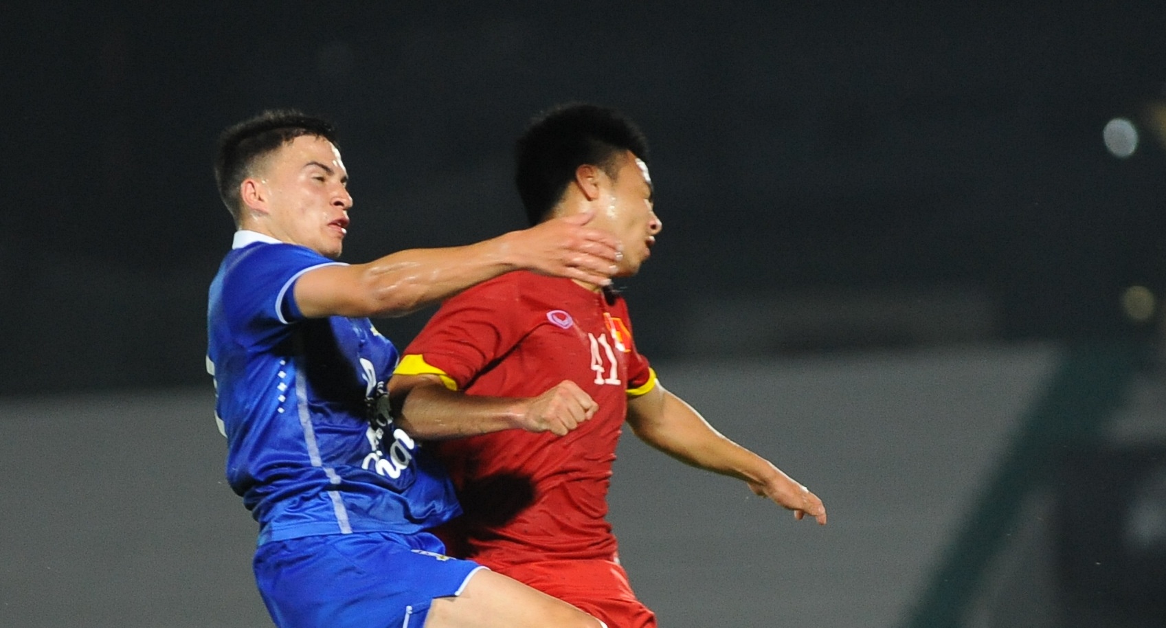 Cau thu goc Viet vung tay danh nguoi tien ve Olympic VN hinh anh