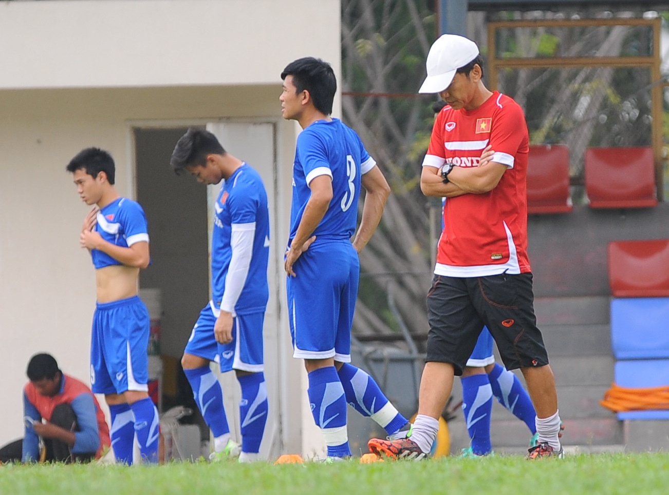 Trái với cảm xúc của các học trò, HLV Miura