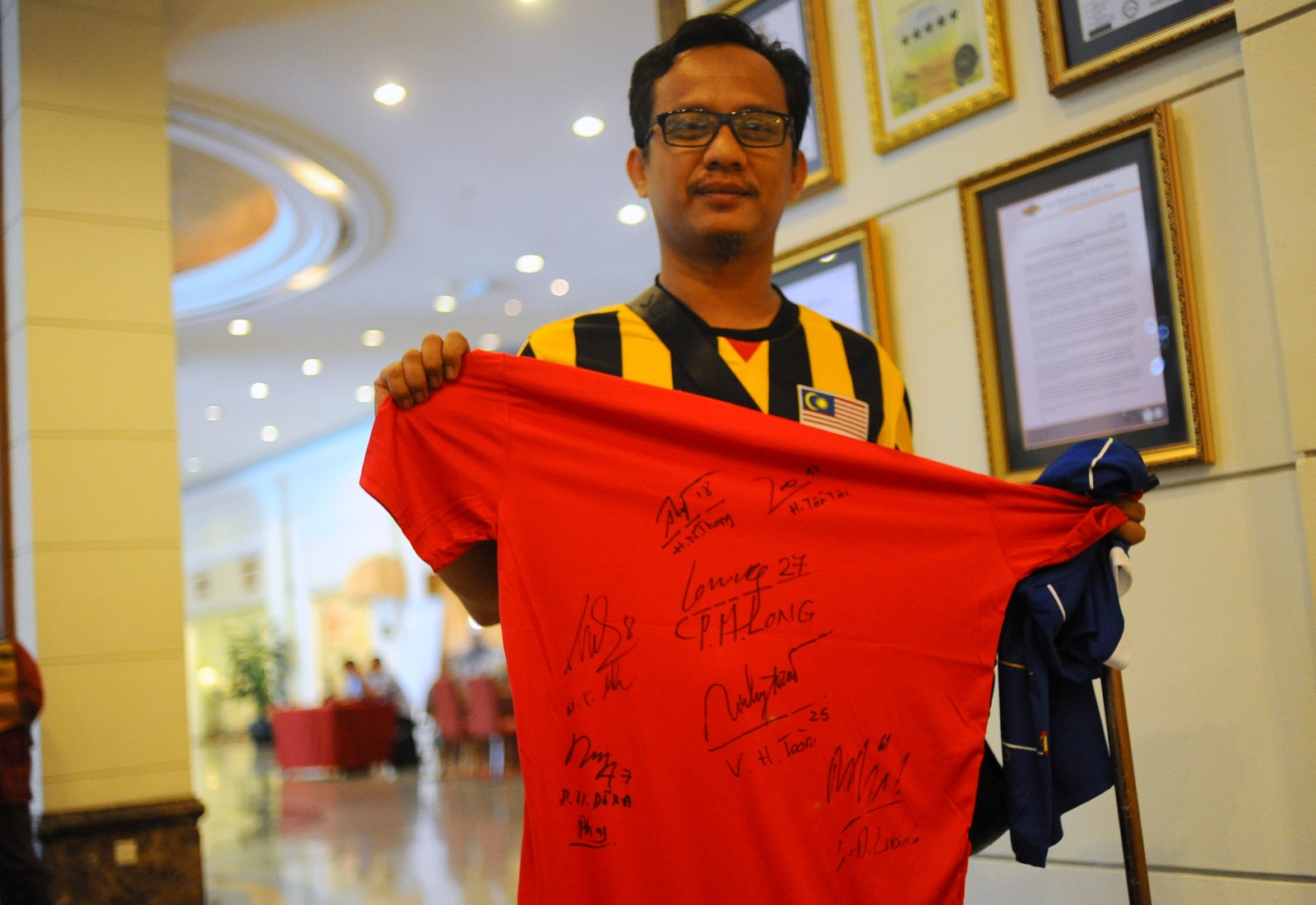 CDV Malaysia cho ca ngay de xin chu ky tuyen thu Viet Nam hinh anh