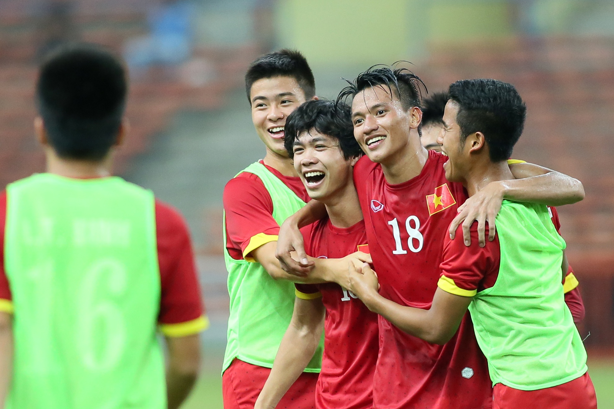 Tuyen thu chay den khan dai chia vui voi CDV Viet o Malaysia hinh anh