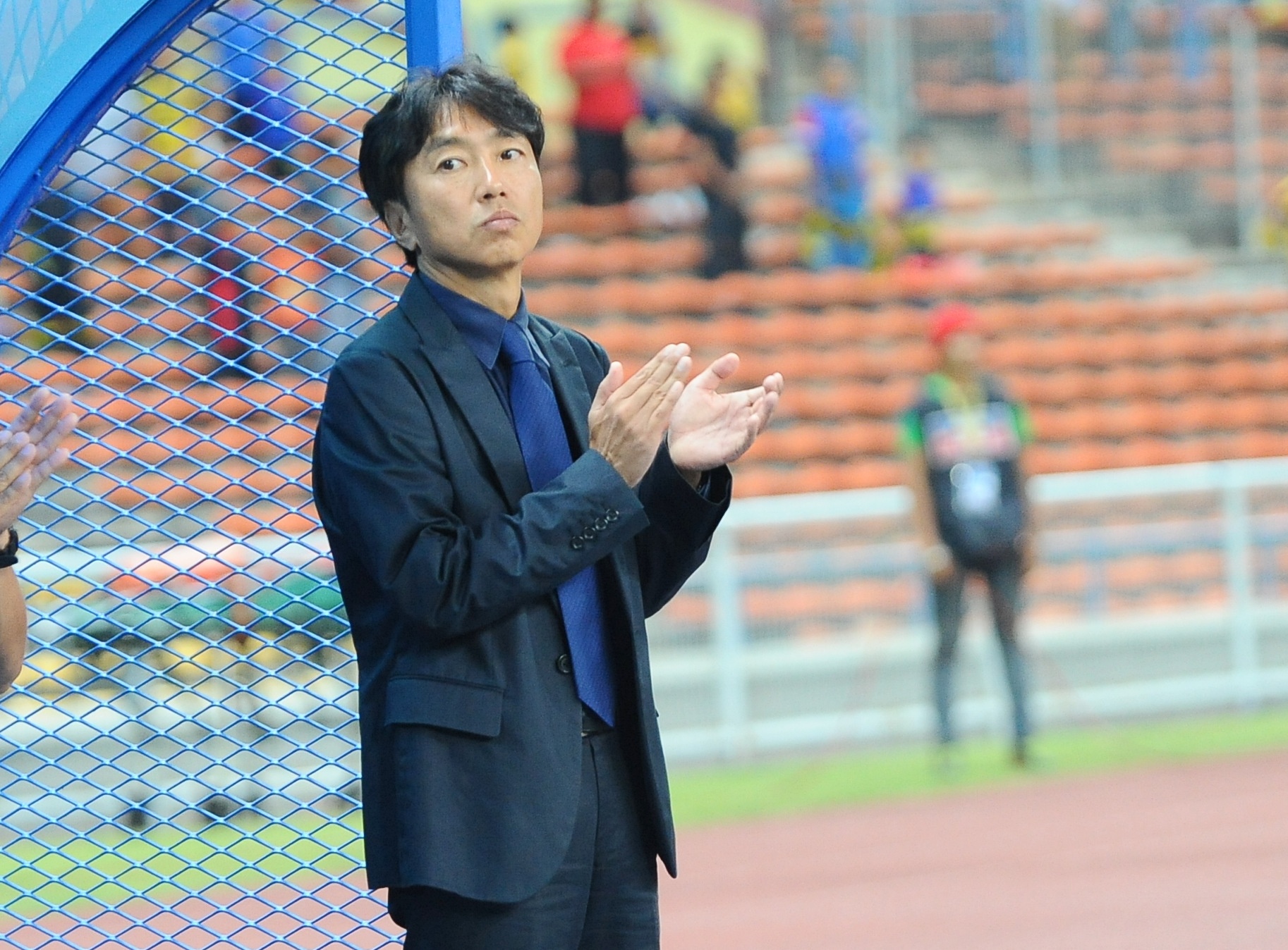 Vẻ mặt nghiêm nghị của HLV Miura sau lễ chào cờ.