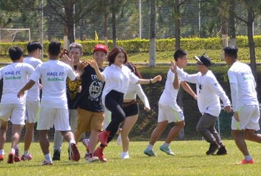 Hoa Minzy len pho nui day cau thu HAGL tap nhay hinh anh