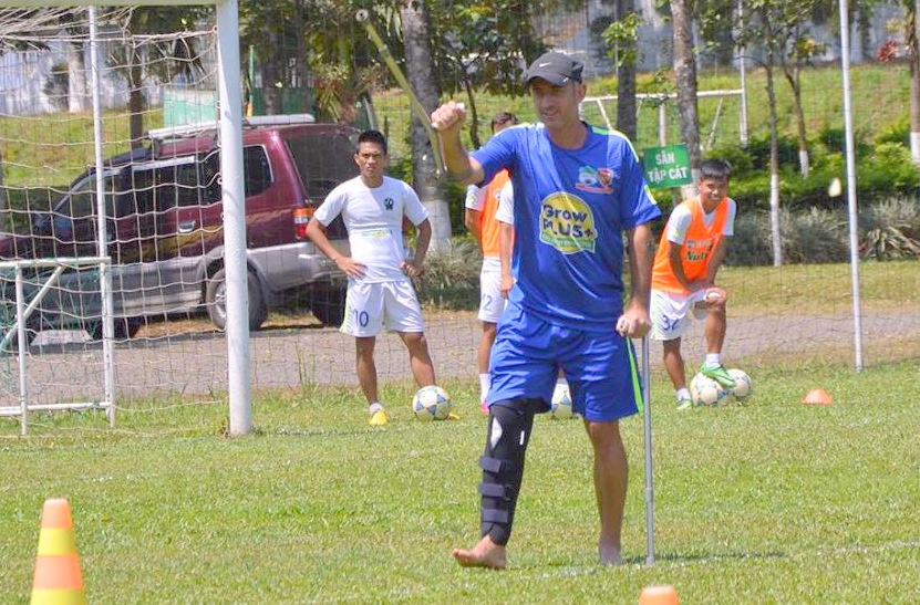 HLV Graechen chong nang chi dao hoc tro tap luyen hinh anh