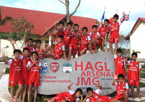 TP HCM se mo hoc vien bong da lien ket voi Arsenal-JMG hinh anh