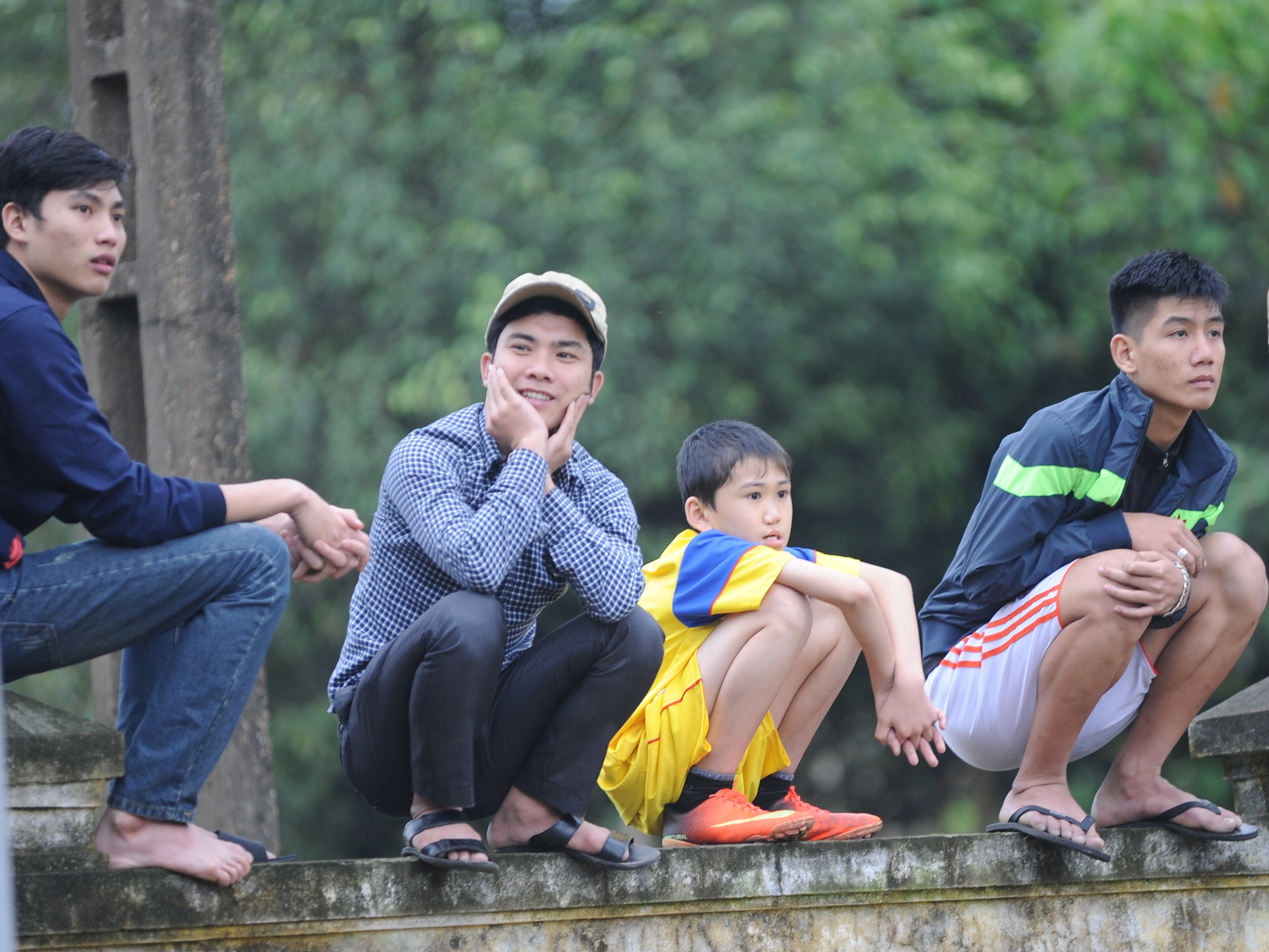 CDV Nghe An bac thang, treo rao xem doi nha ren chien thuat hinh anh