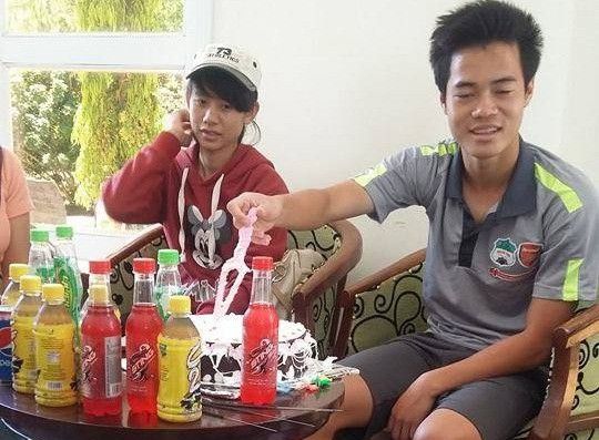 Van Toan nguong ngung thoi nen trong tiec sinh nhat hinh anh