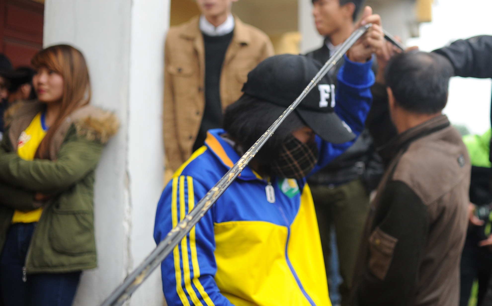 Hang ngan CDV chen lan, ven day dien mua ve SLNA - HAGL hinh anh