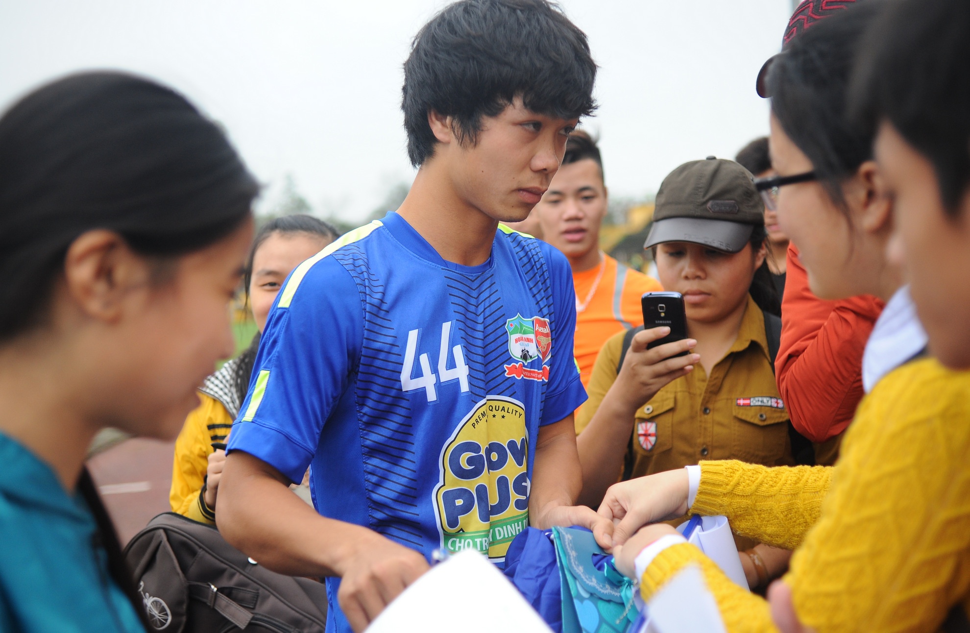 Fan nu Nghe An vay kin, tang qua Cong Phuong hinh anh