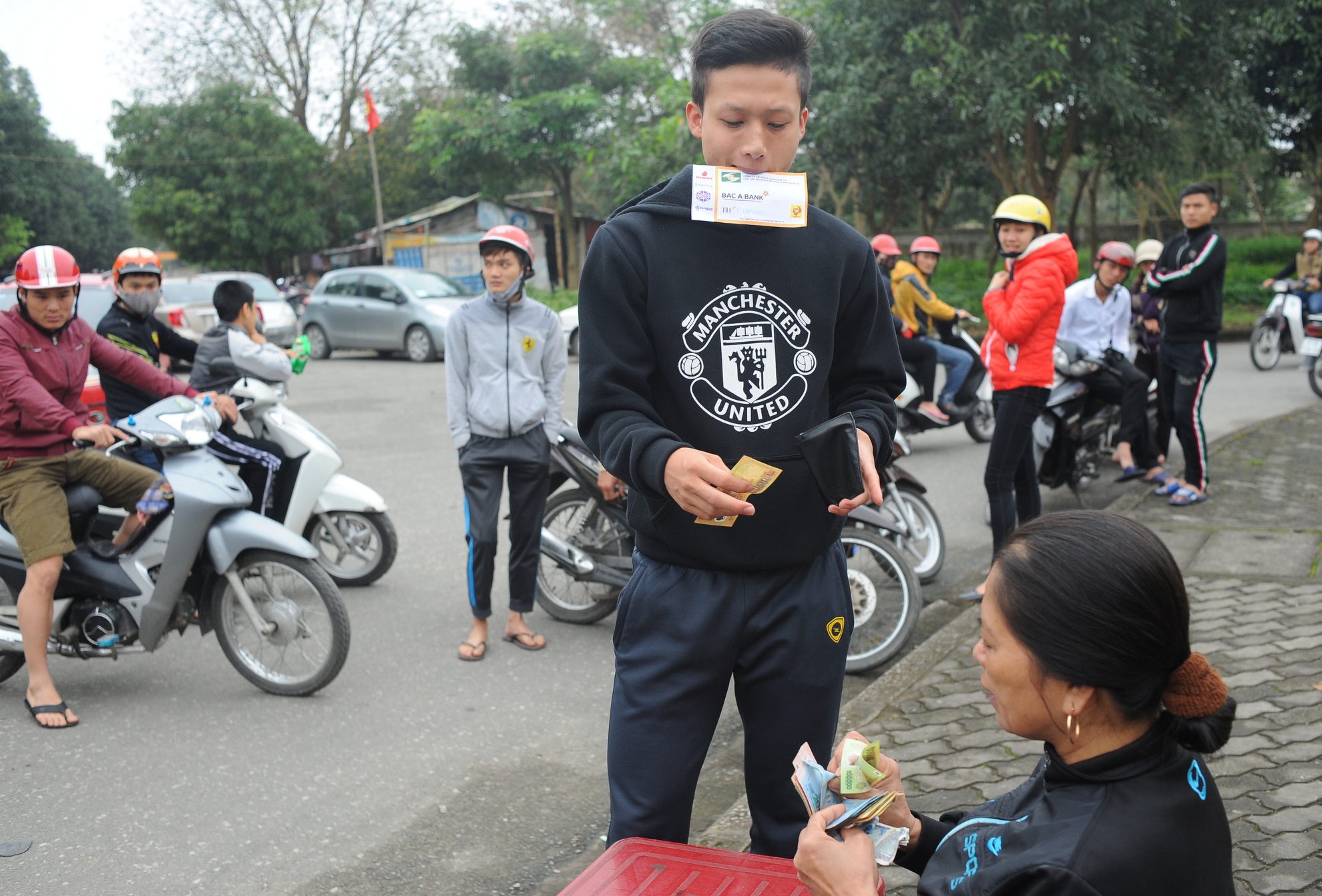 Ve cho den tran SLNA - HAGL tang 10 lan hinh anh