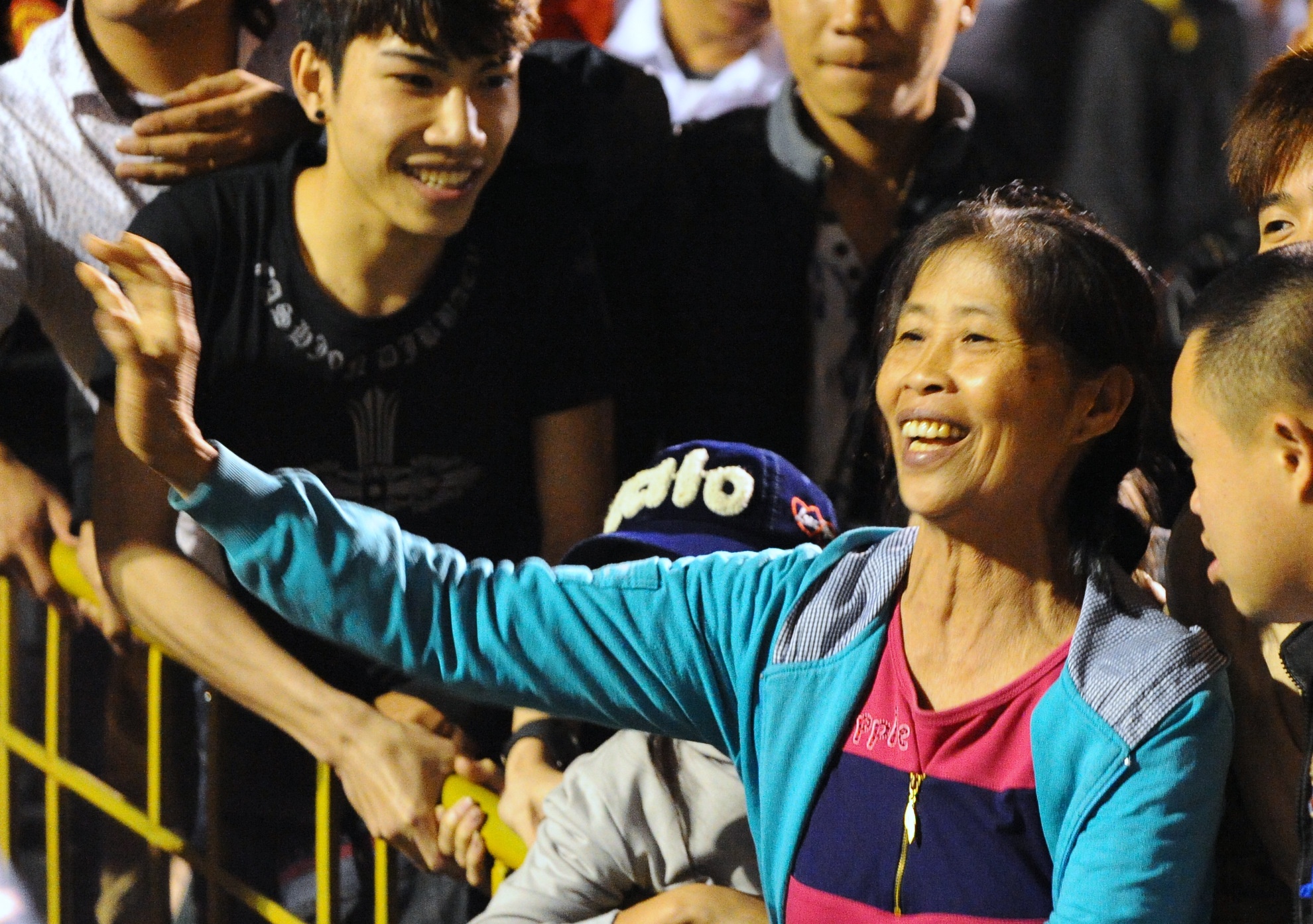 Me Cong Phuong vo tay mung chien thang cua SLNA hinh anh