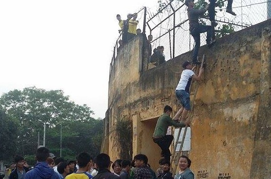 CDV xu Nghe treo cay, leo thang de xem bong da hinh anh