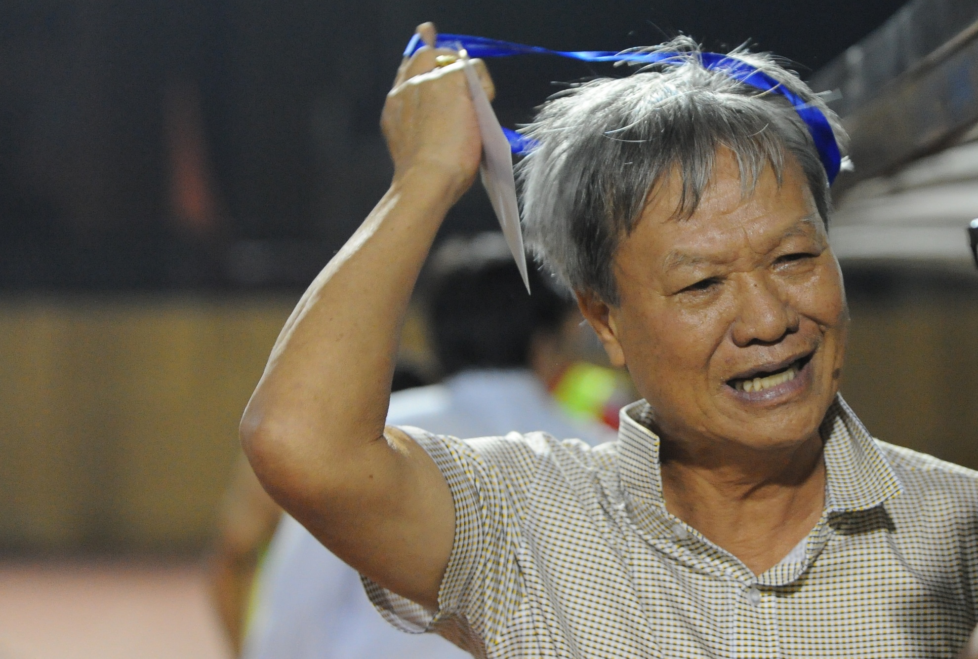 CDV nem chai nuoc vao ong Le Thuy Hai chi bi nhac nho hinh anh