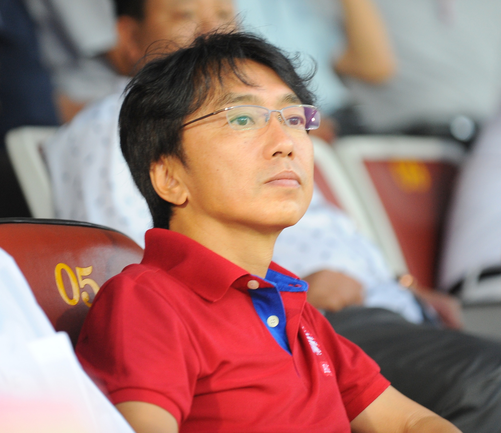 HLV Miura có mặt dự khán trận đấu trên sân Lạch Tray.