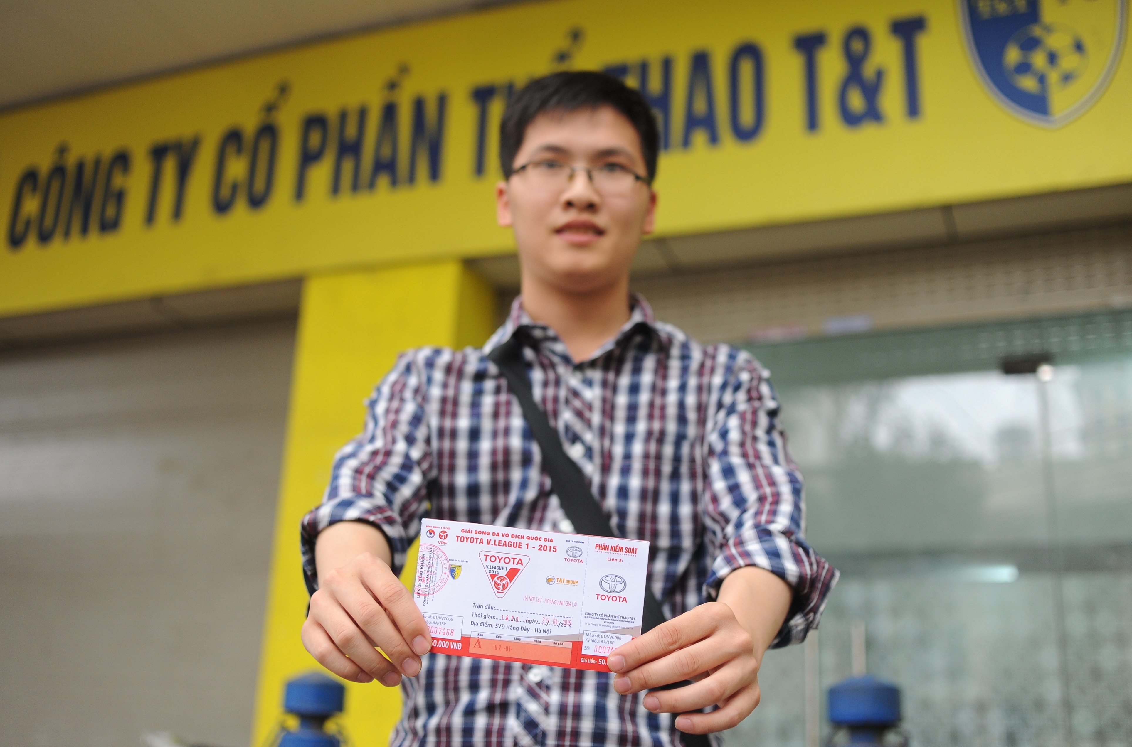 Khan gia Ha Noi tho o voi doi bong cua bau Duc hinh anh