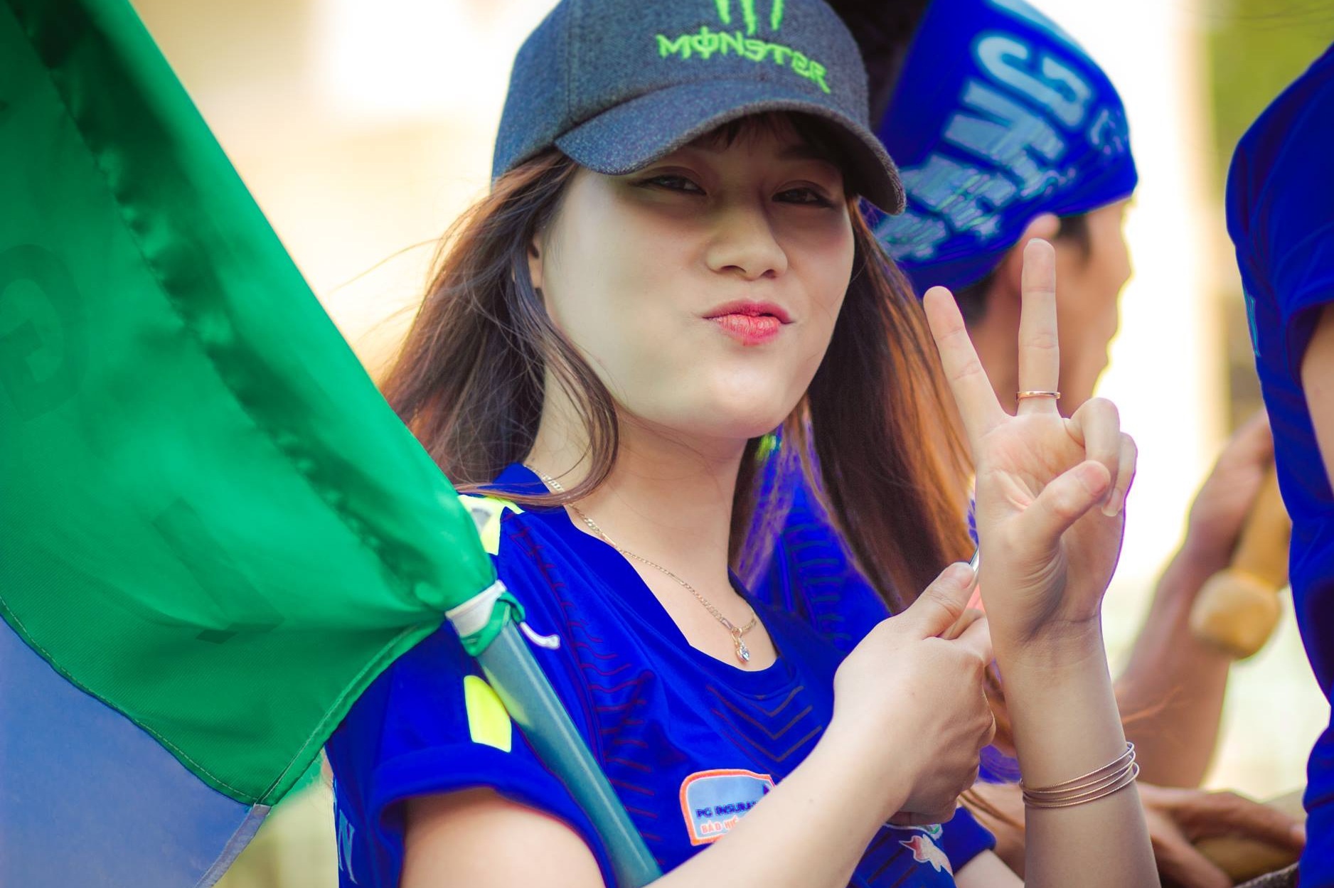 Fan vuot 1.200 km ra Ha Noi tiep lua cho HAGL hinh anh