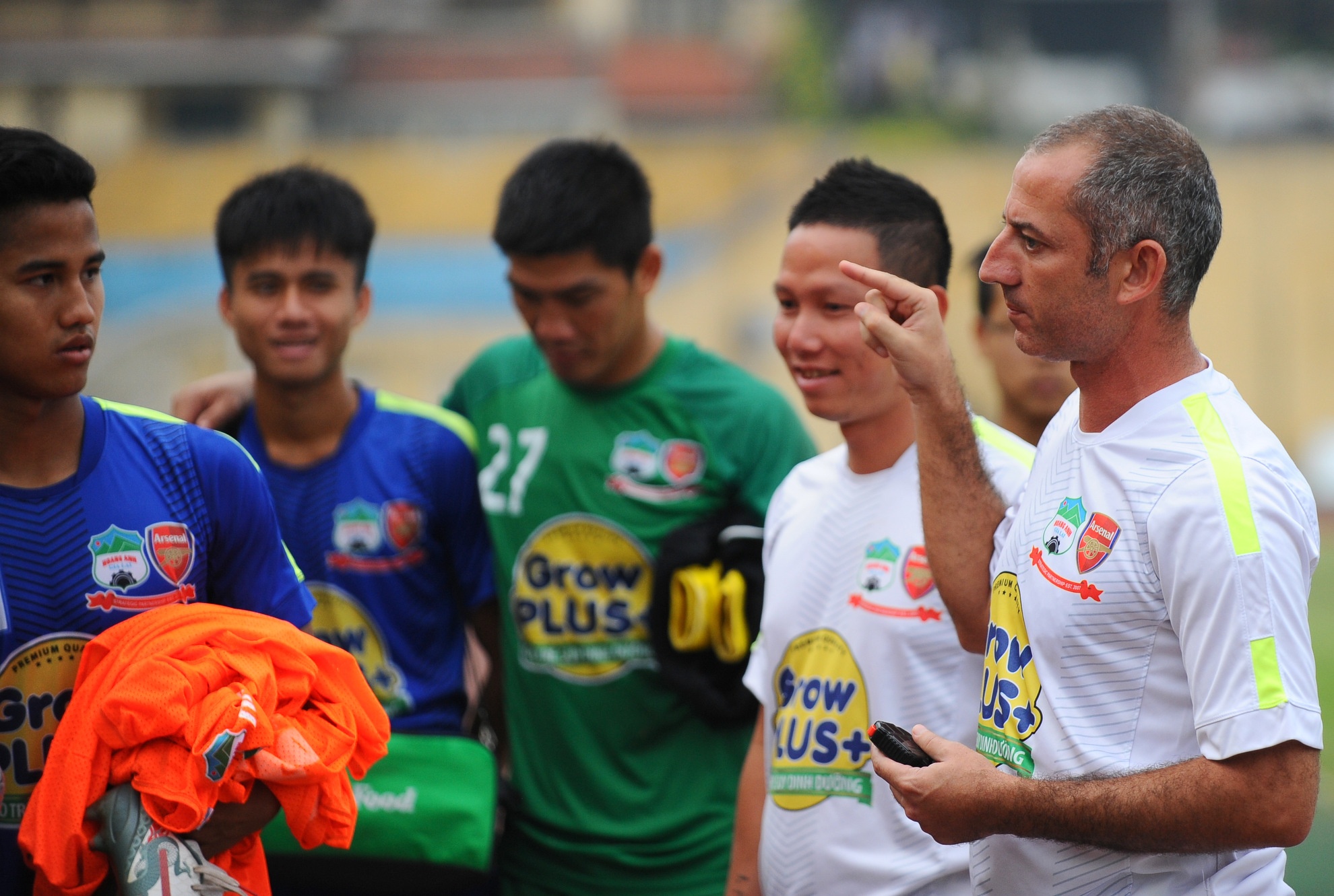 Noi bo CLB HAGL bat dong vi HLV Graechen? hinh anh