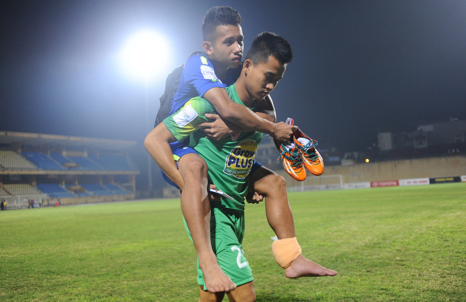 Dan sao tre HAGL cong nhau roi san sau that bai tai Hang Day hinh anh