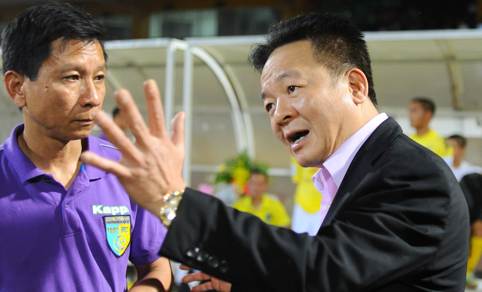 Bau Hien mang doi nha khi ba lan de HAGL choc thung luoi hinh anh