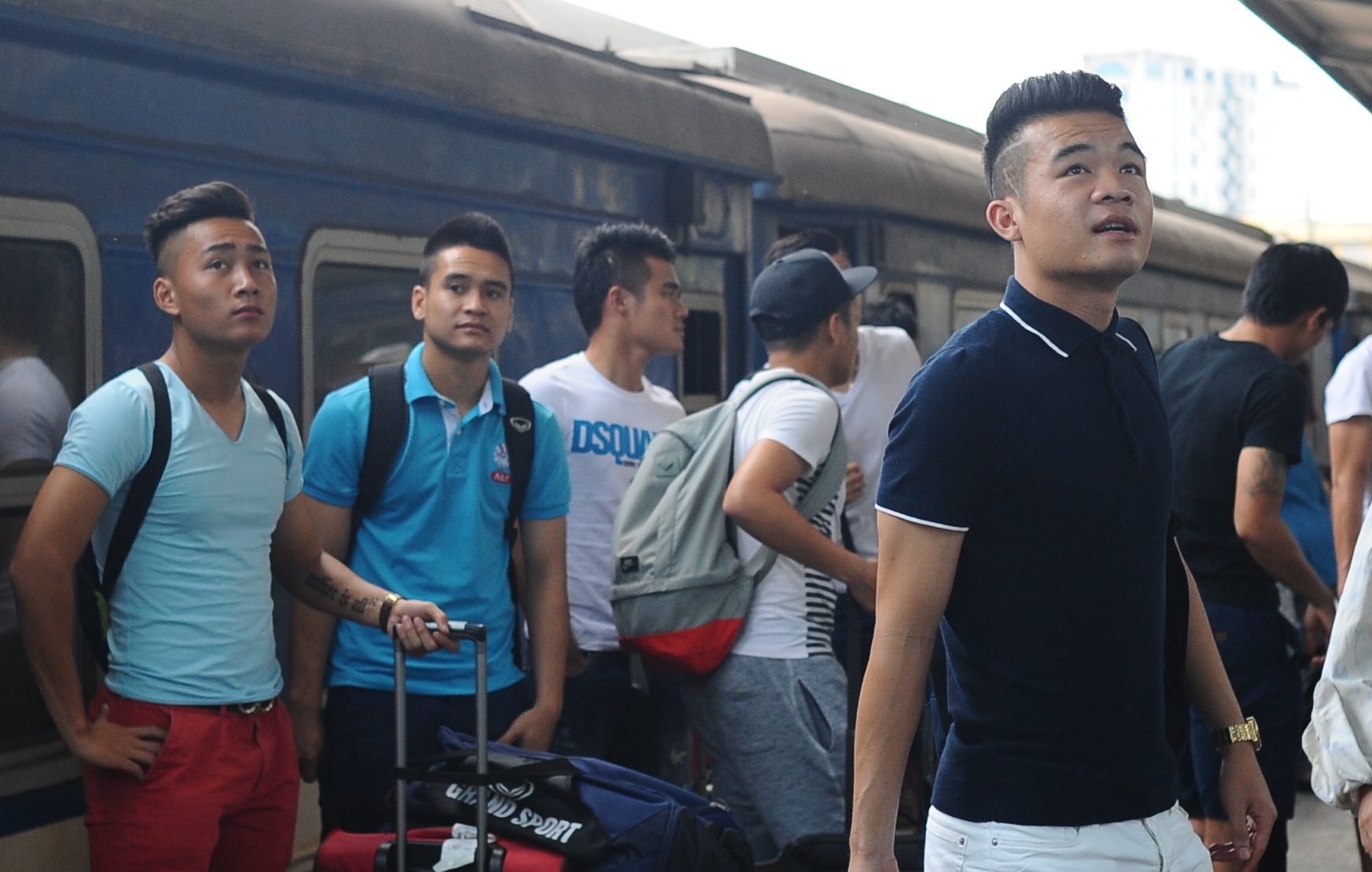 8 cau thu Nghe An di tau ra Ha Noi trinh dien HLV Miura hinh anh