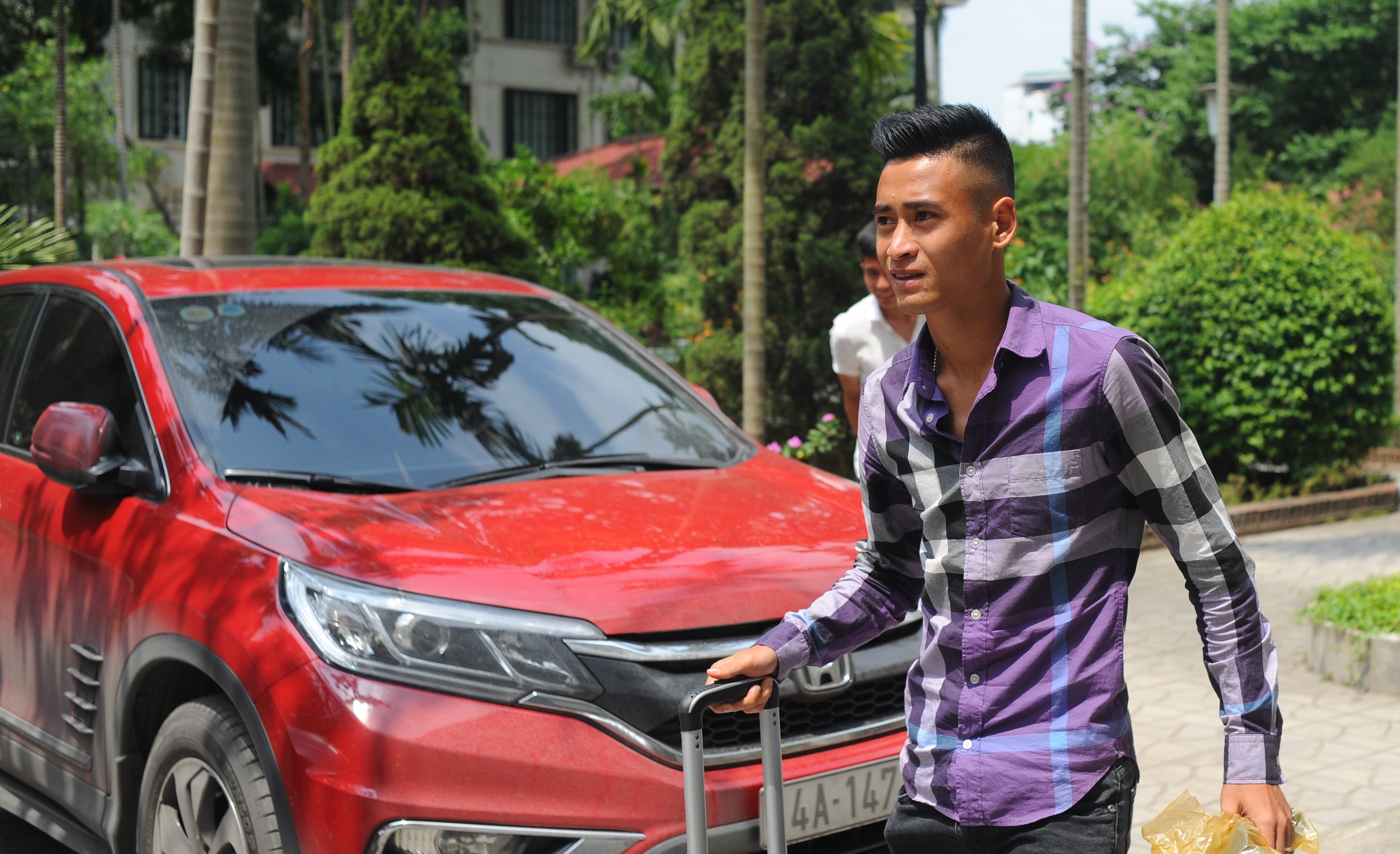 Minh Tuan bi lac duong khi len hoi quan DTVN hinh anh