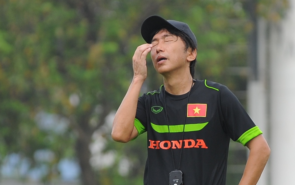 Thay tro HLV Miura vat suc tap luyen duoi nang nong hinh anh