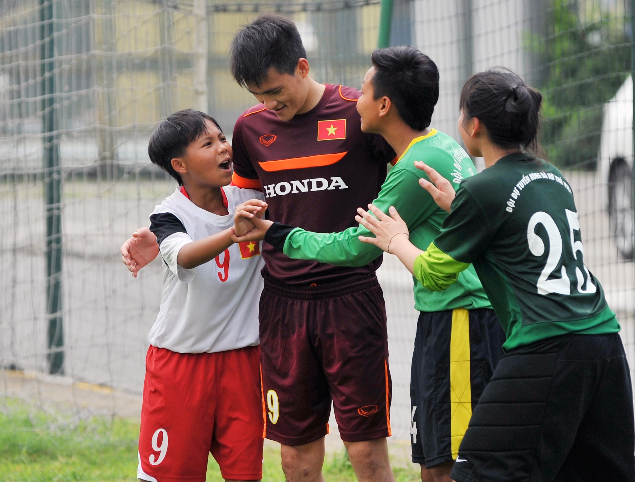 Cau thu tre vay Cong Vinh trong buoi tap dau tien o DTVN hinh anh