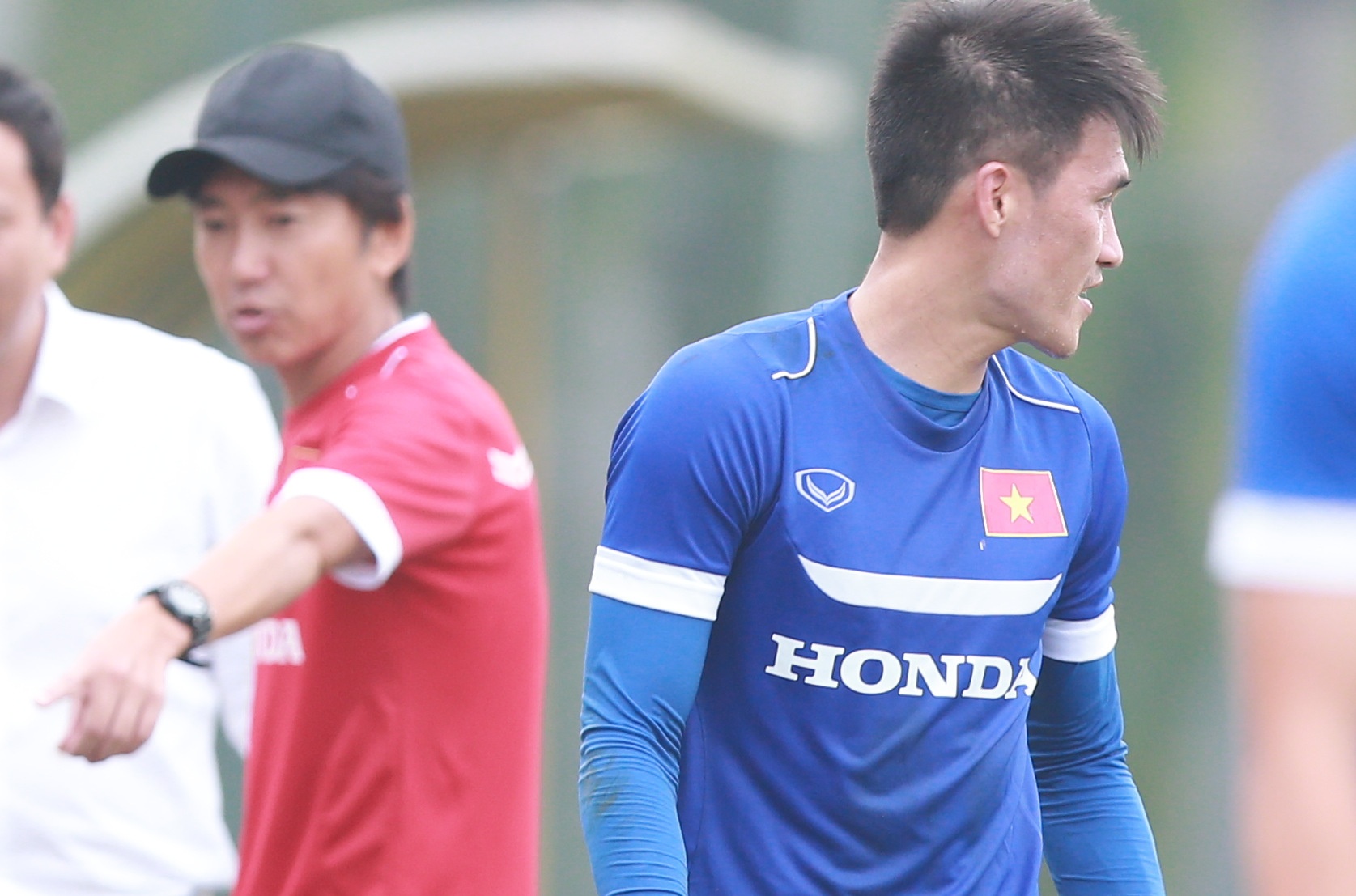 Cong Vinh giup HLV Miura don rac sau buoi tap cua DTVN hinh anh