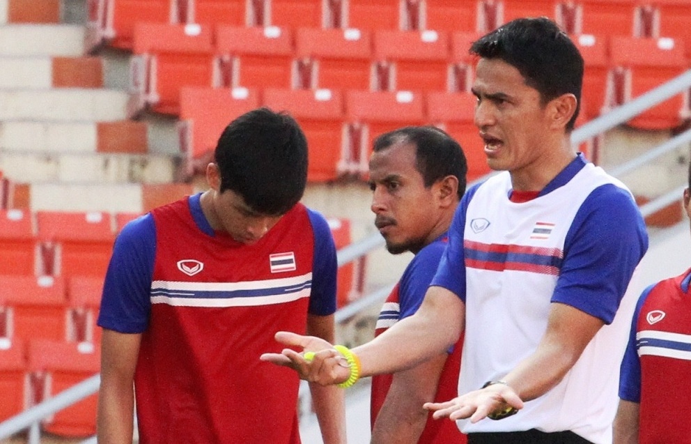 Cau thu Thai Lan bi Kiatisak mang cui mat vi lo la tap luyen hinh anh