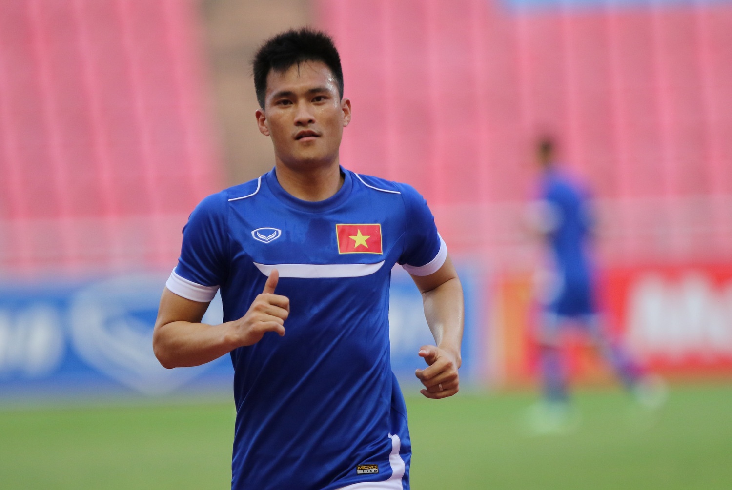 Cong Vinh chuom da sau buoi lam quen san Rajamangala hinh anh