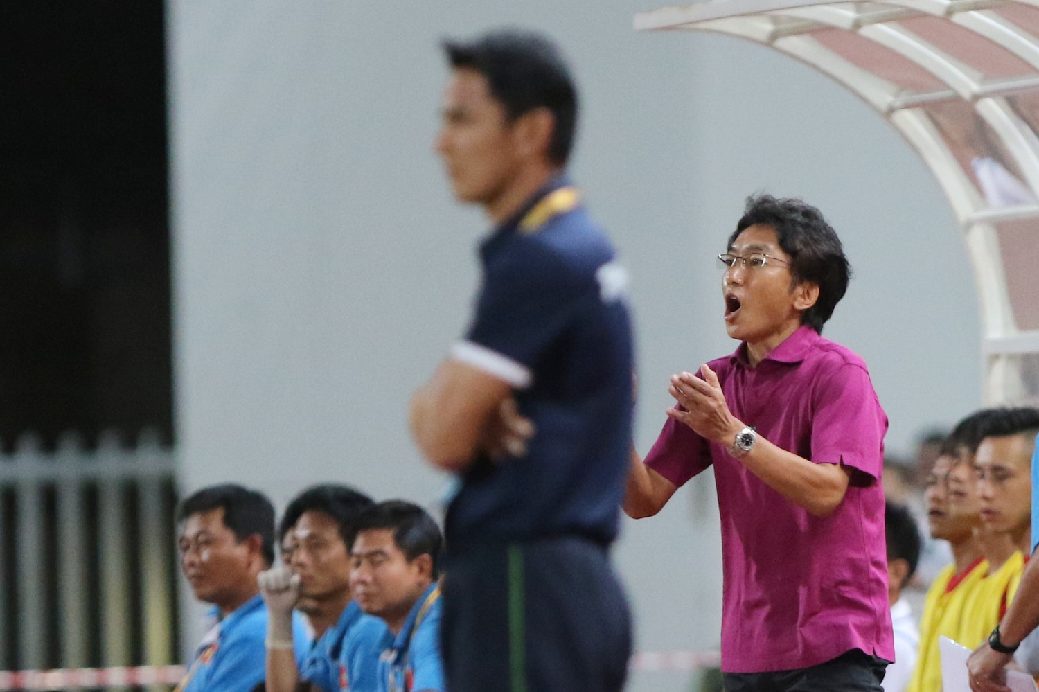 Phong cach chi dao trai nguoc cua HLV Miura va Kiatisak hinh anh