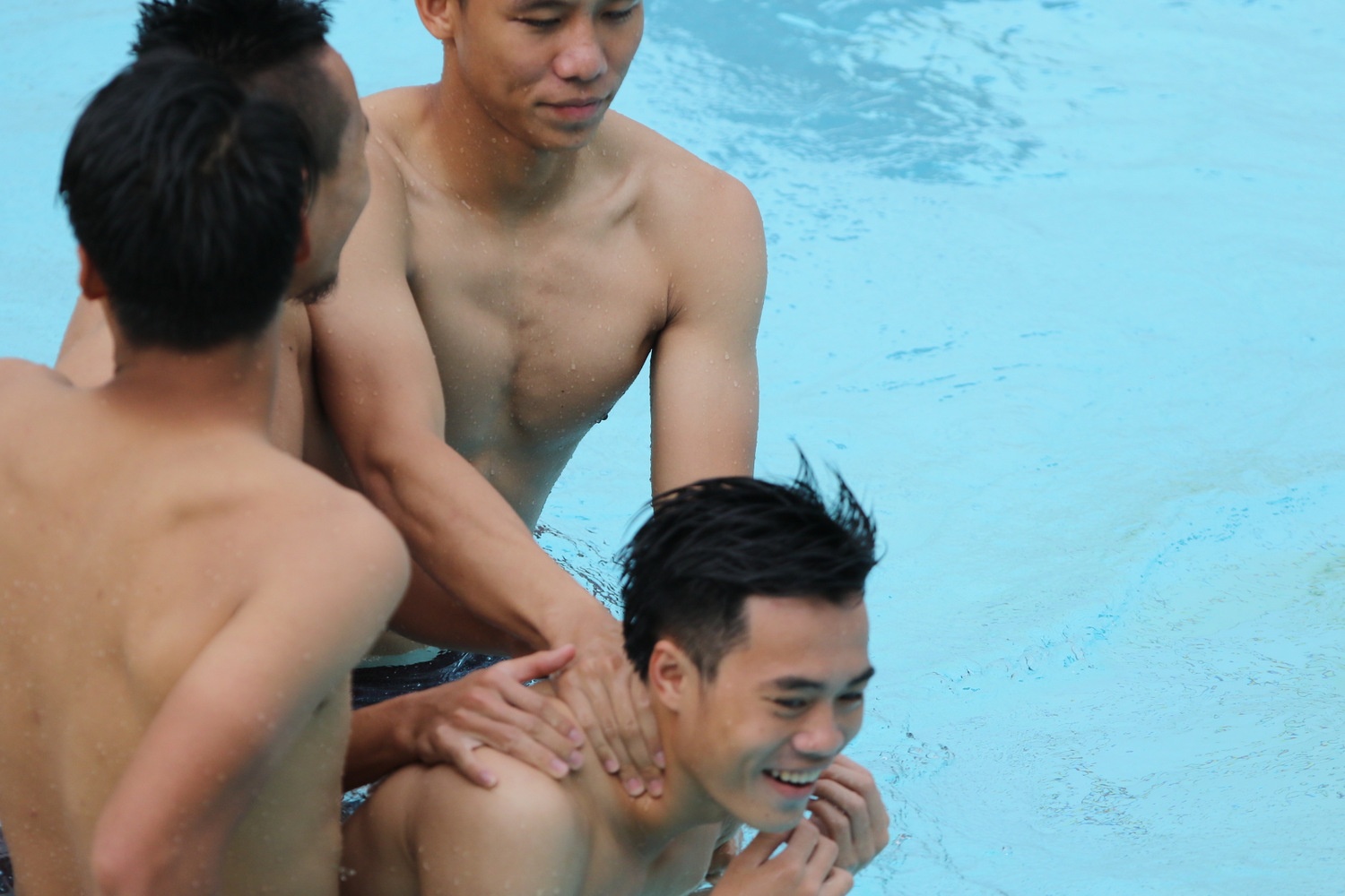 HLV Kubo Shinichi dẫn 5 cầu thủ U23 đá trận Thái Lan - Việt Nam cùng với Văn Toàn đang bị chấn thương xuống tập hồi phục ở bể bơi. Các cầu thủ trẻ đùa nghịch với nước trước khi bắt đầu 