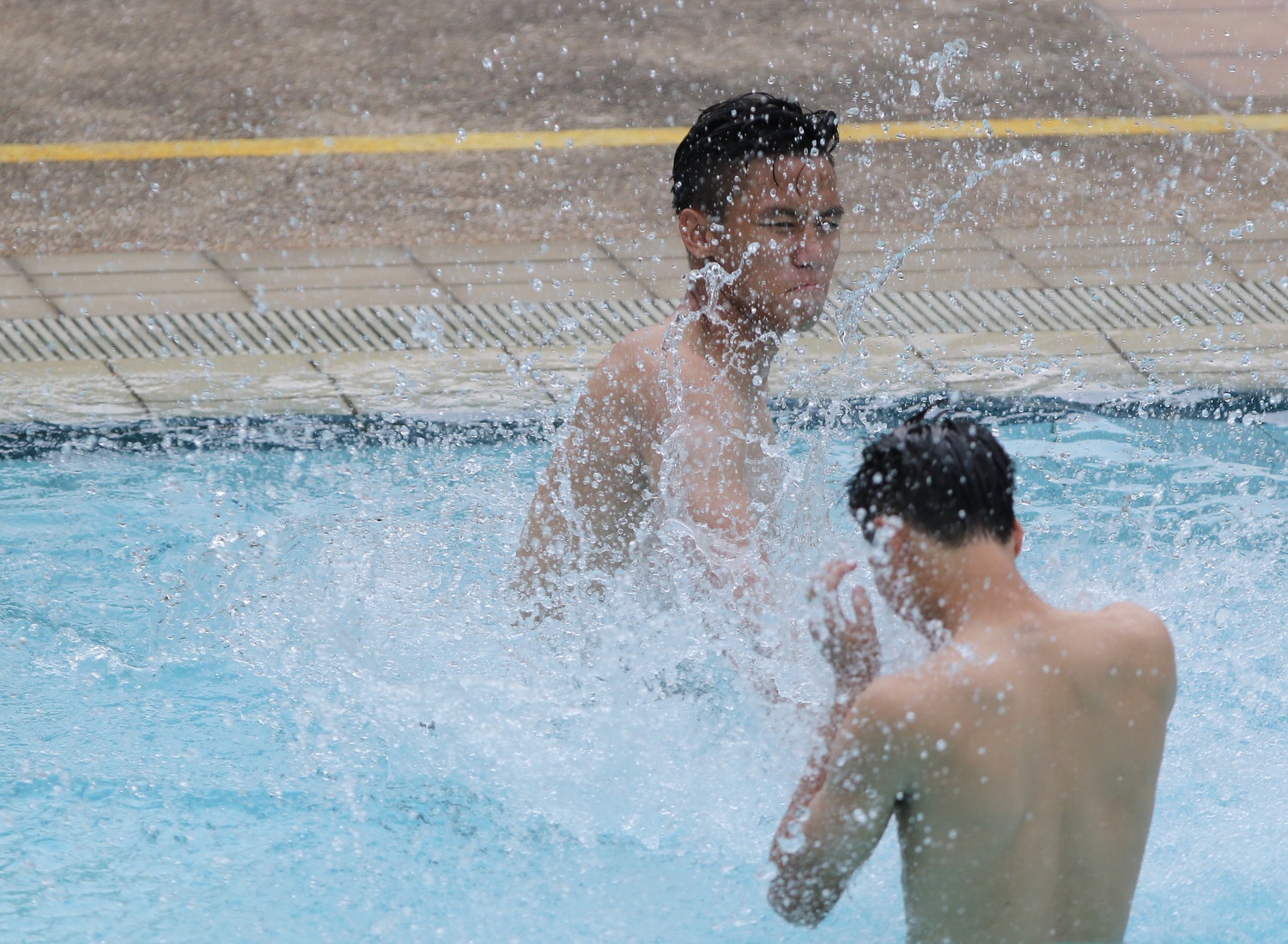 Ngọc Hải vui đùa té nước trêu đàn em Văn Toàn. HLV Miura cho biết, ông muốn cho các cầu thủ thư giãn vừa để hồi phục, vừa để quên thất bại trước Thái Lan chuẩn bị chinh phục SEA Games. 