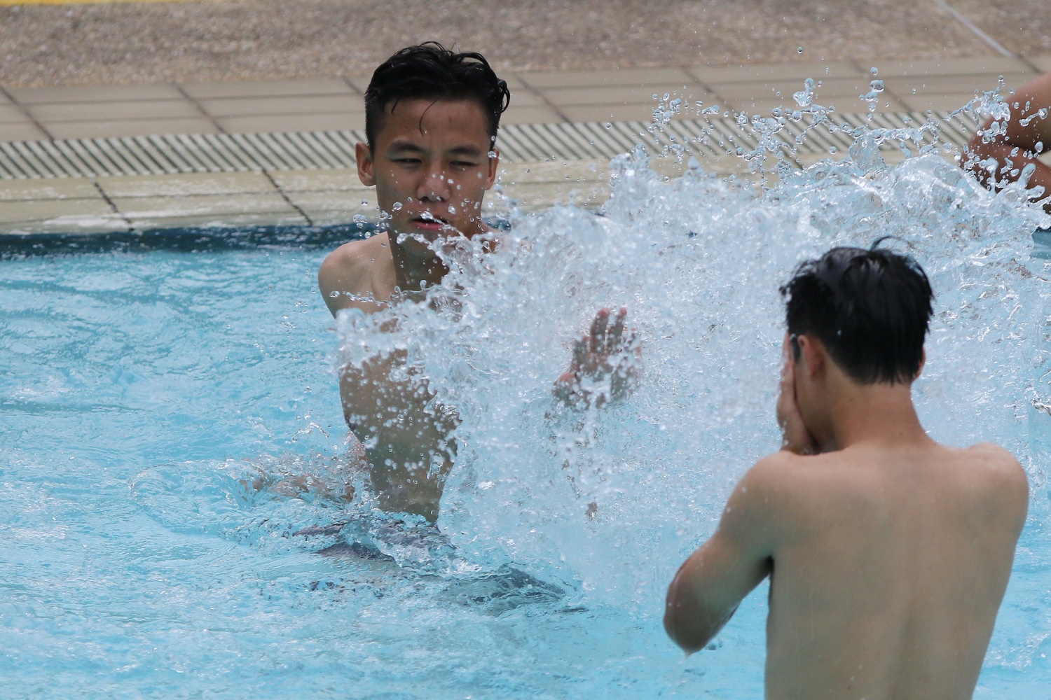 Văn Toàn bị sặc nước sau khi bị các đàn anh té nước hội đồng. 