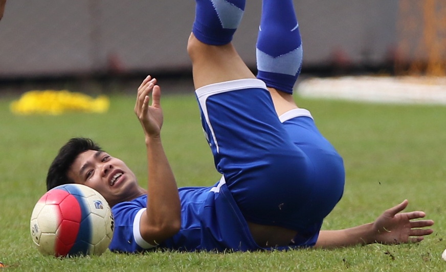 Cong Phuong gay cuoi cho dong doi khi nga bo nhao tren san hinh anh