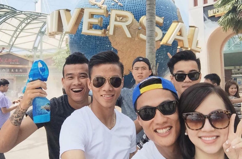 Cau thu U23 Viet Nam choi tro cam giac manh o Singapore hinh anh