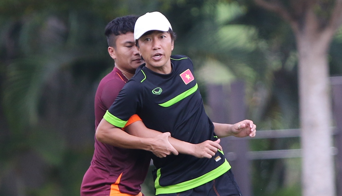 Miura huong dan hoc tro meo de nguoi va ne don U23 Malaysia hinh anh