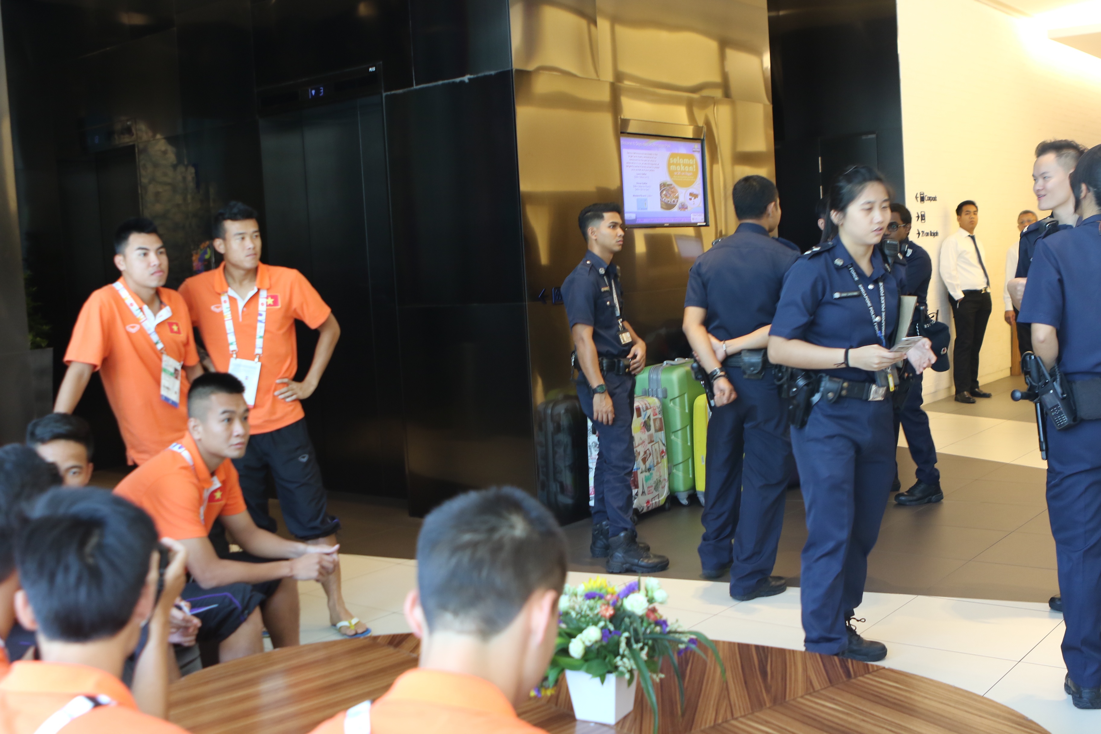 Ban huan luyen cam cau thu U23 Viet Nam tiep xuc nguoi la hinh anh