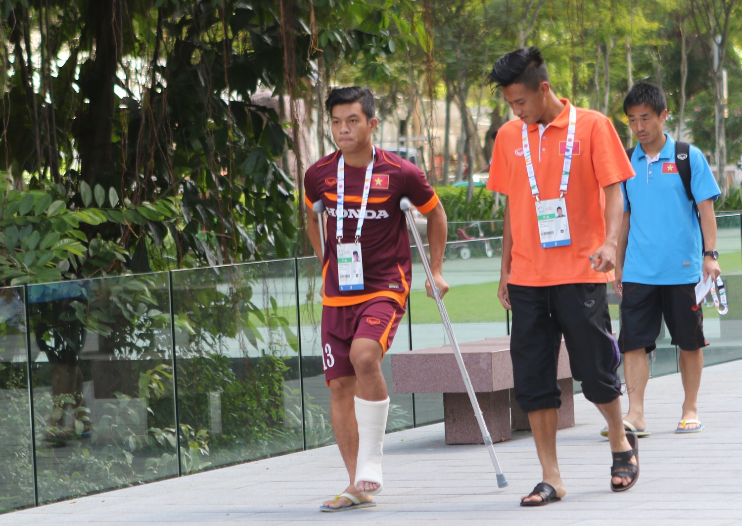 Hau ve U23 Viet Nam chong nang di an cung dong doi hinh anh