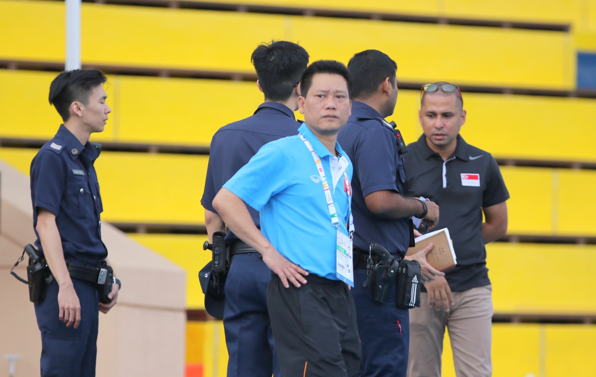 Miura nho an ninh Singapore bao dam buoi tap kin cua U23 VN hinh anh