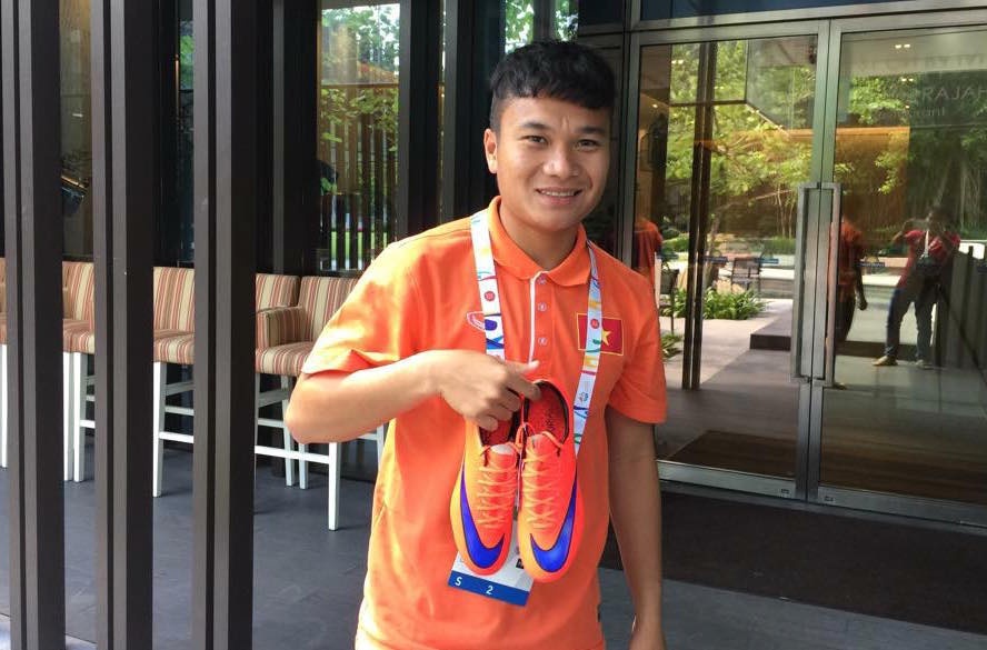 Cau thu U23 VN nhan qua truoc tran dau voi Malaysia hinh anh