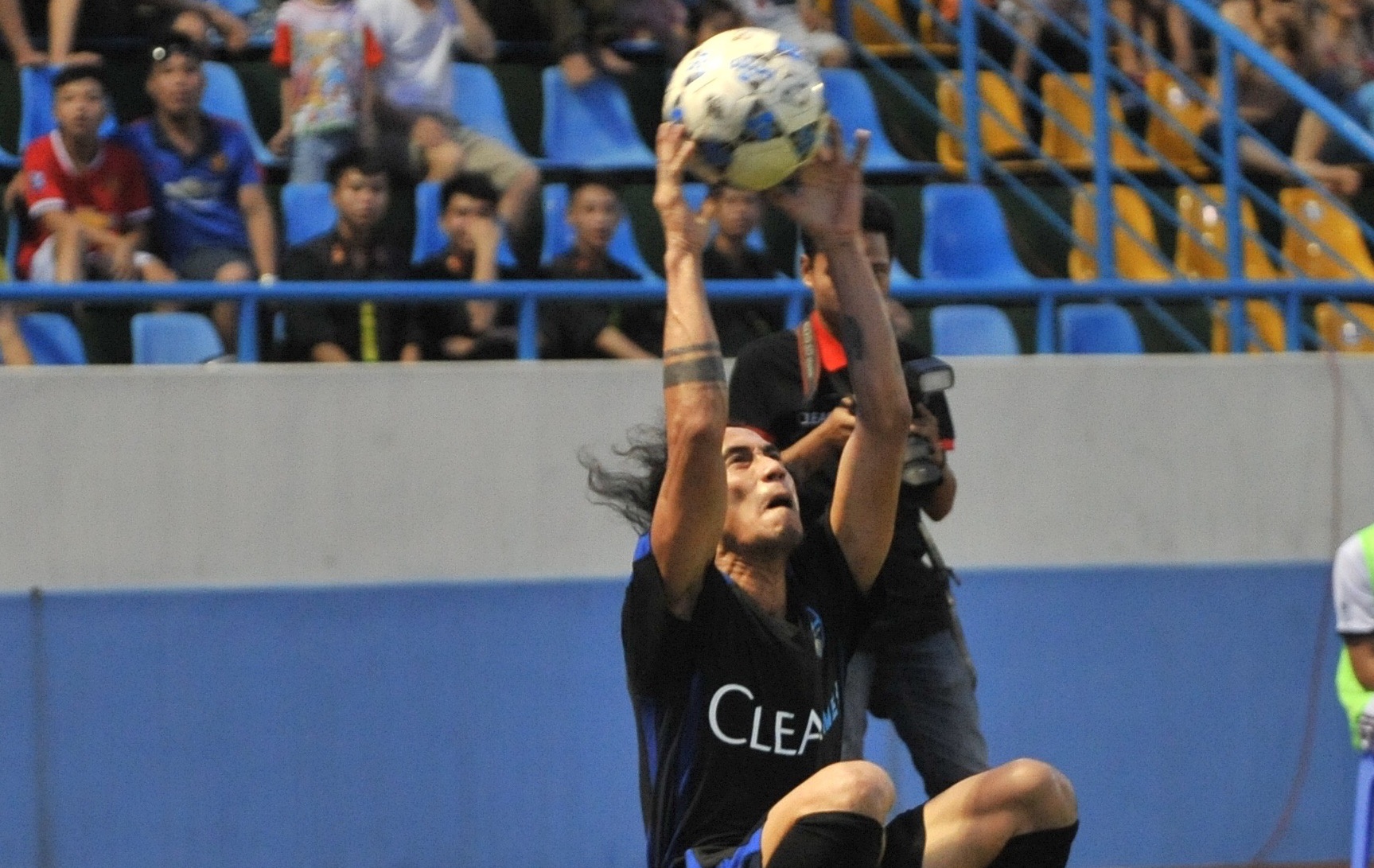 Ca si Anh Khoa ngau hung nem bien santo truoc mat Andy Cole hinh anh