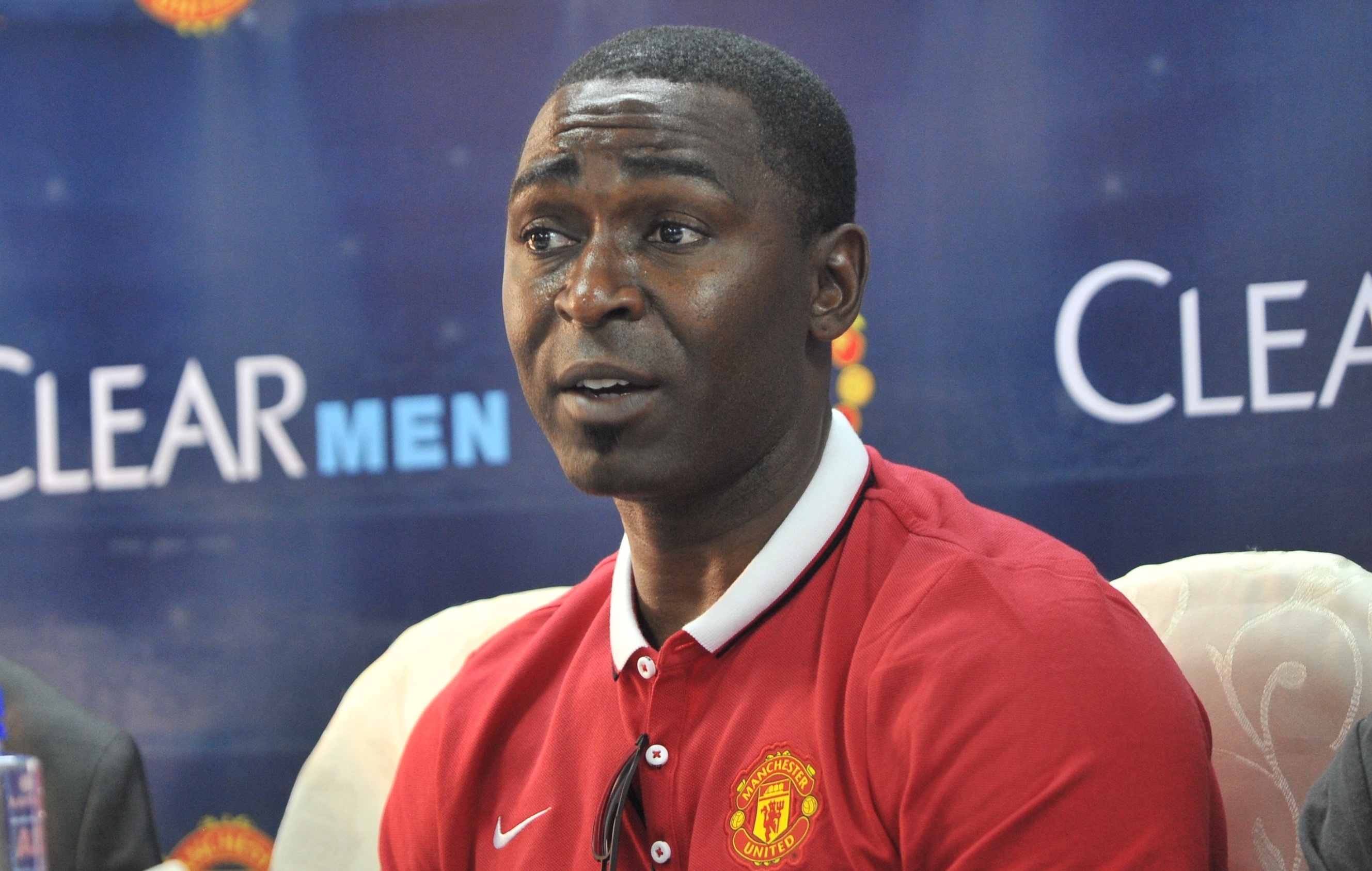 Andy Cole an tuong voi tre em da bong duong pho o Viet Nam hinh anh