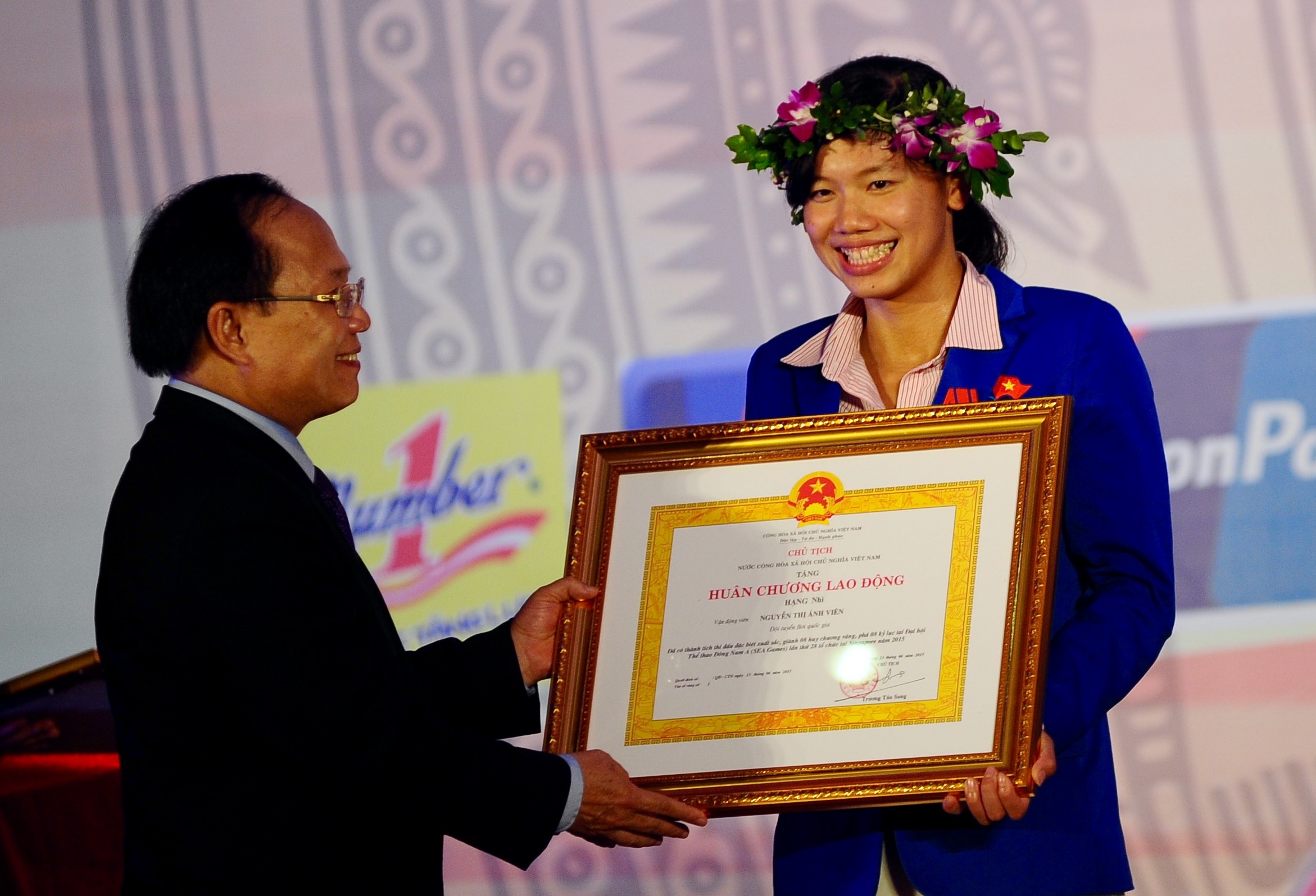 Anh Vien duoc trao Huan chuong Lao dong hang Nhi hinh anh