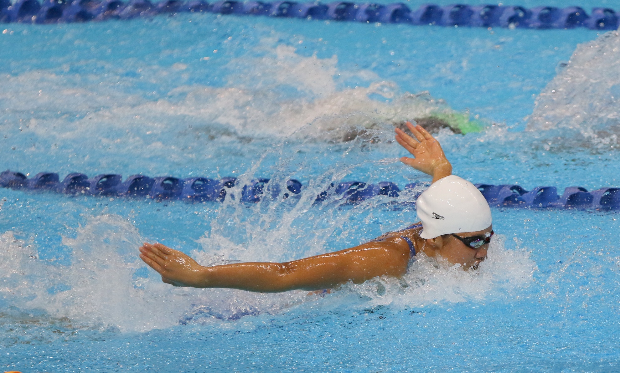 Anh Vien tro tai boi ngua voi chai nuoc tren tran hinh anh