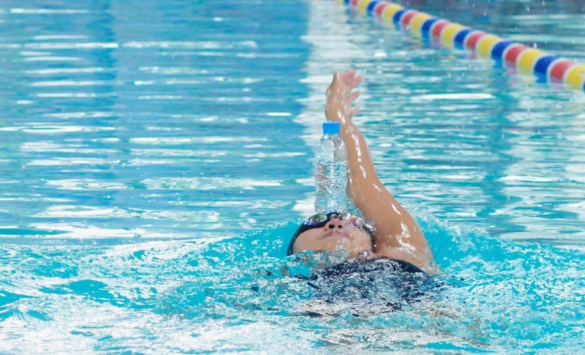 Anh Vien trinh dien tuyet ky boi voi chai nuoc tren tran hinh anh